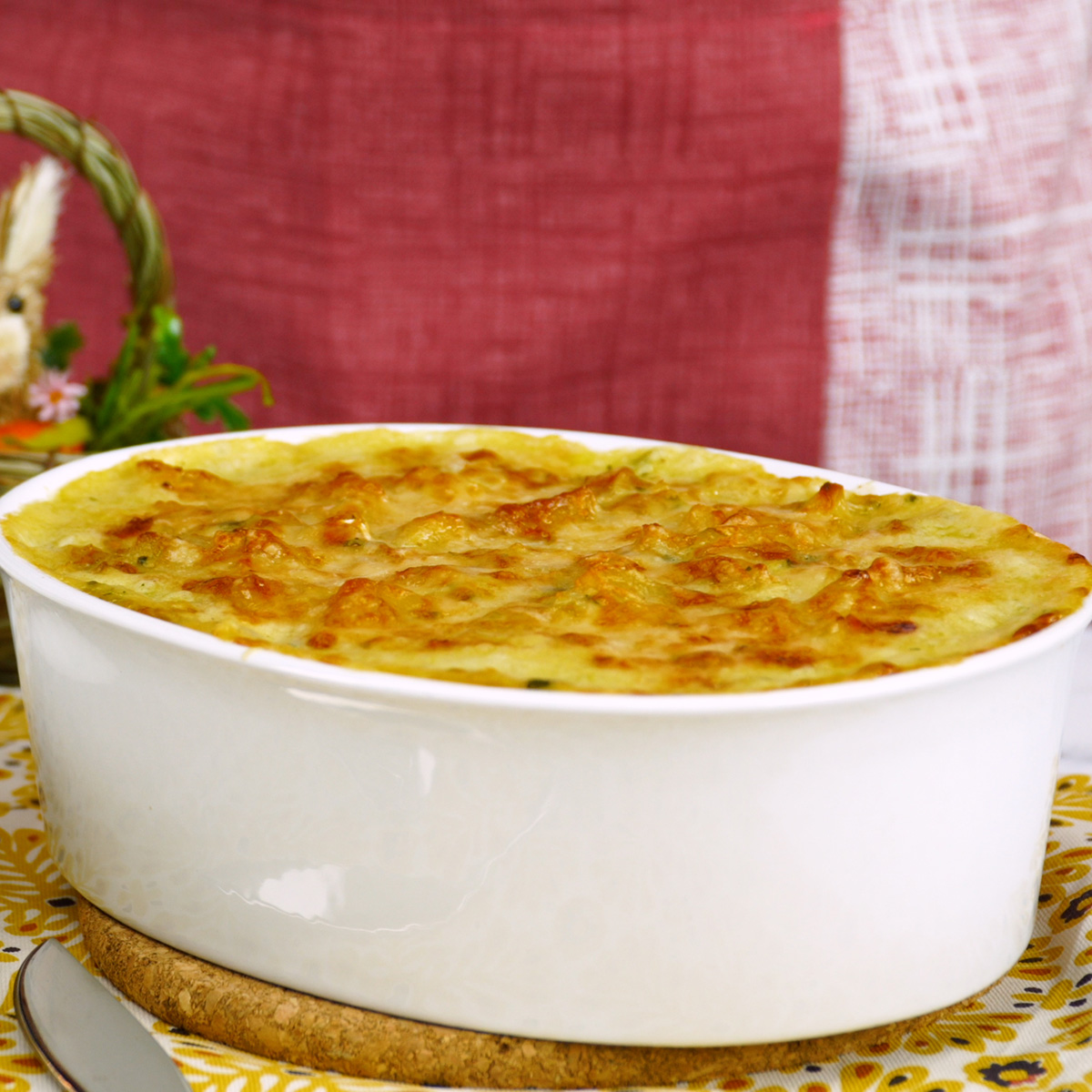 Bacalhau gratinado com alho-poró dourado e pronto para servir.