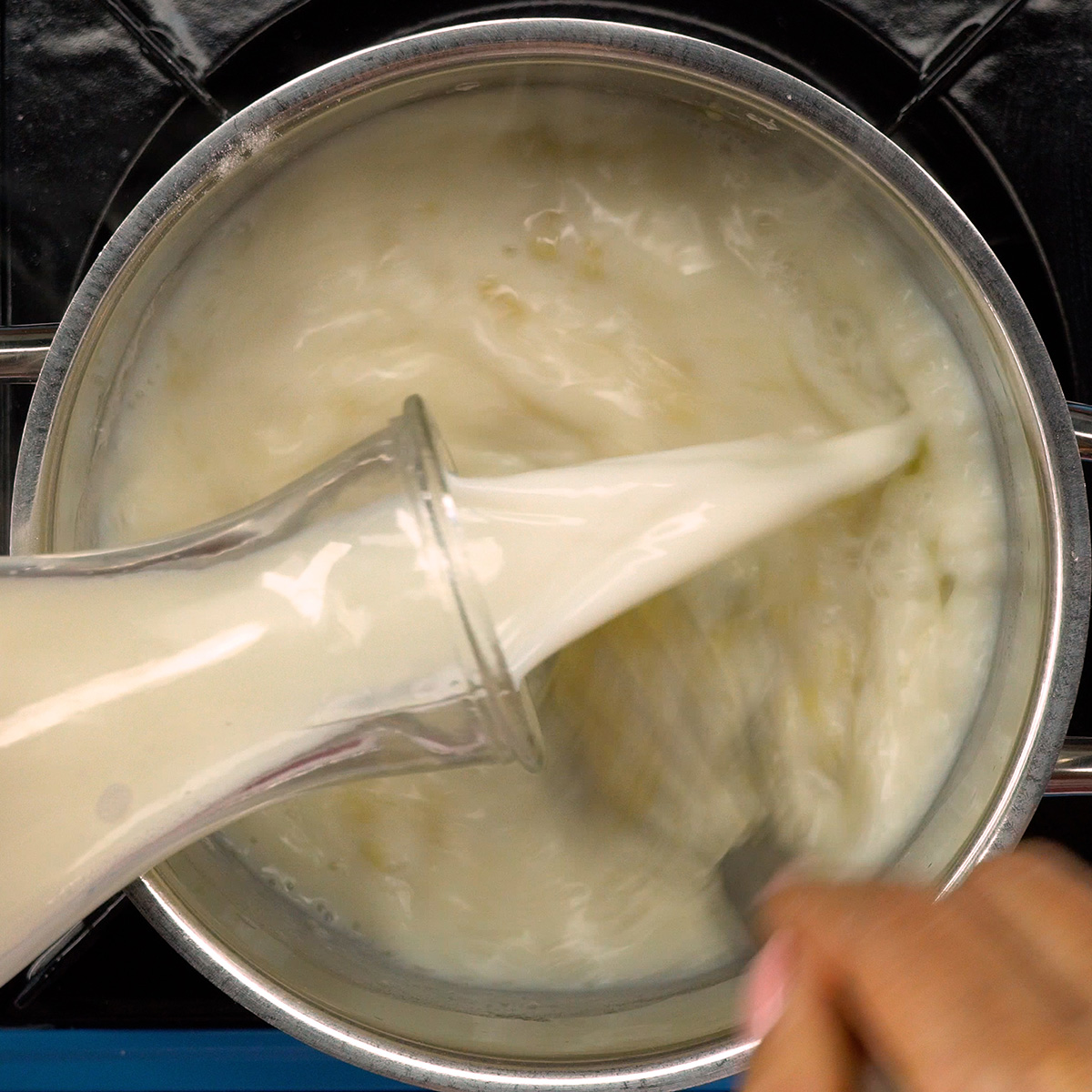 Molho branco cremoso sendo preparado para bacalhau gratinado com alho-poró.
