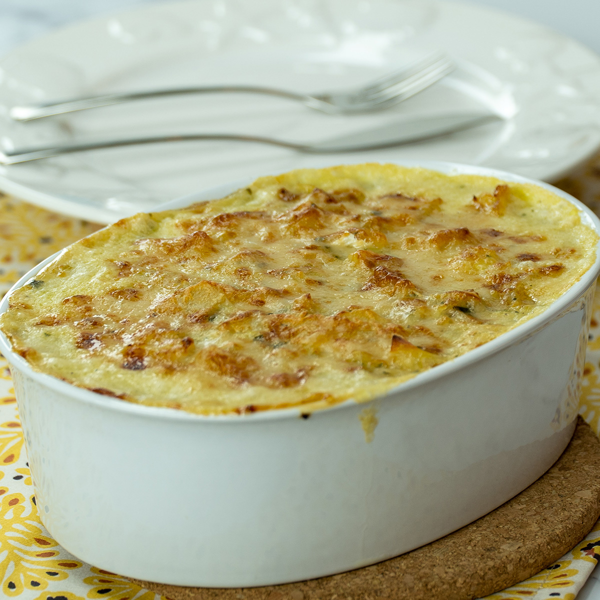 Bacalhau gratinado com alho-poró dourado e pronto para servir.