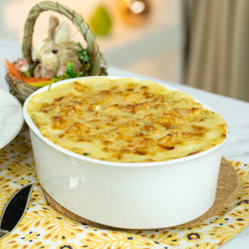 Bacalhau gratinado com alho-poró dourado e pronto para servir.