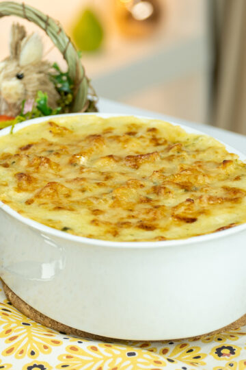 Bacalhau gratinado com alho-poró dourado e pronto para servir.