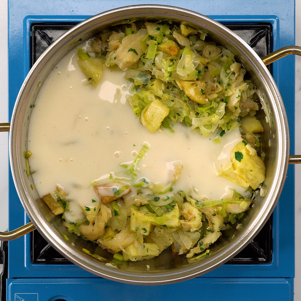 Recheio cremoso de bacalhau gratinado misturado com molho branco.