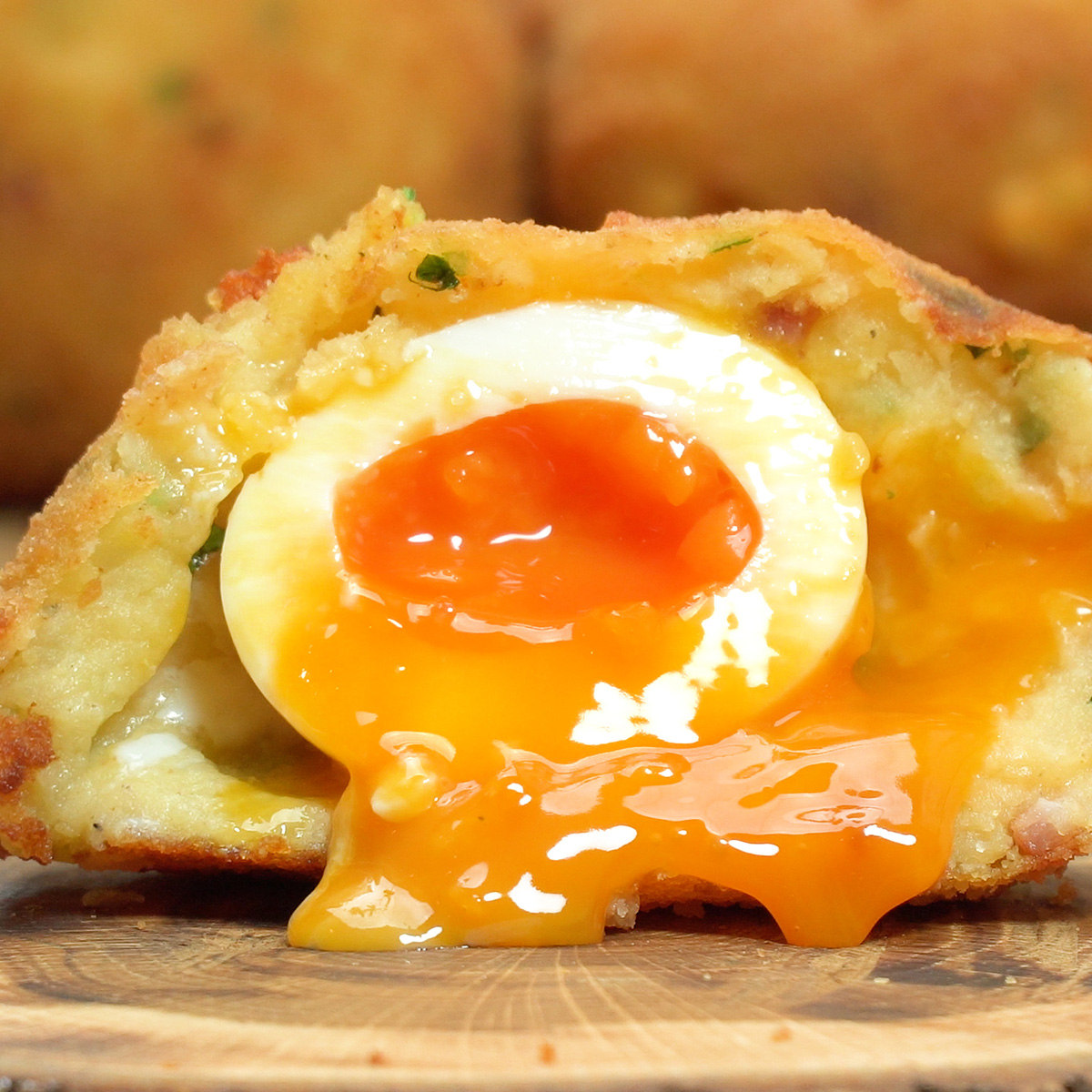 Batata surpresa com ovo e bacon sendo servido e cortado ao meio.