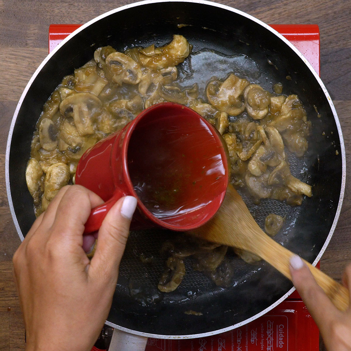Molho madeira reduzindo até ficar encorpado e brilhante com caldo de carne.