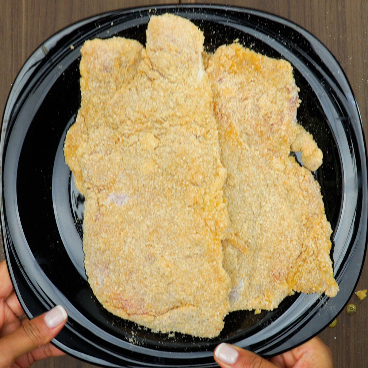 Bifes de porco empanados com farinha de trigo, ovo e farinha de rosca.