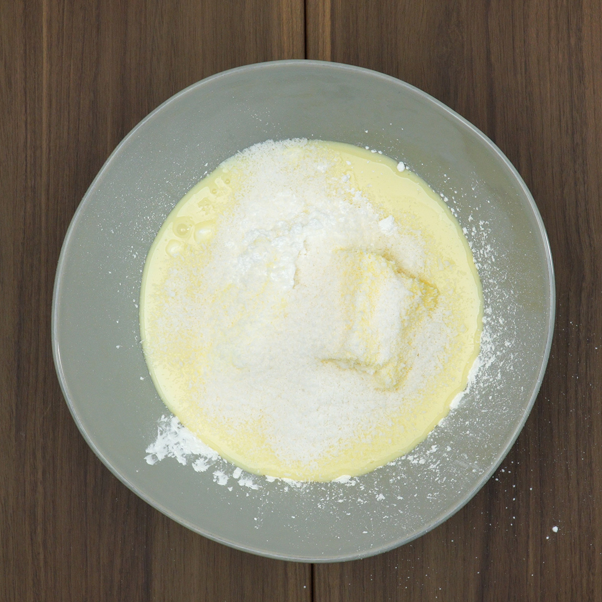 Ingredientes adicionados na tigela para preparar massa de biscoito amanteigado.