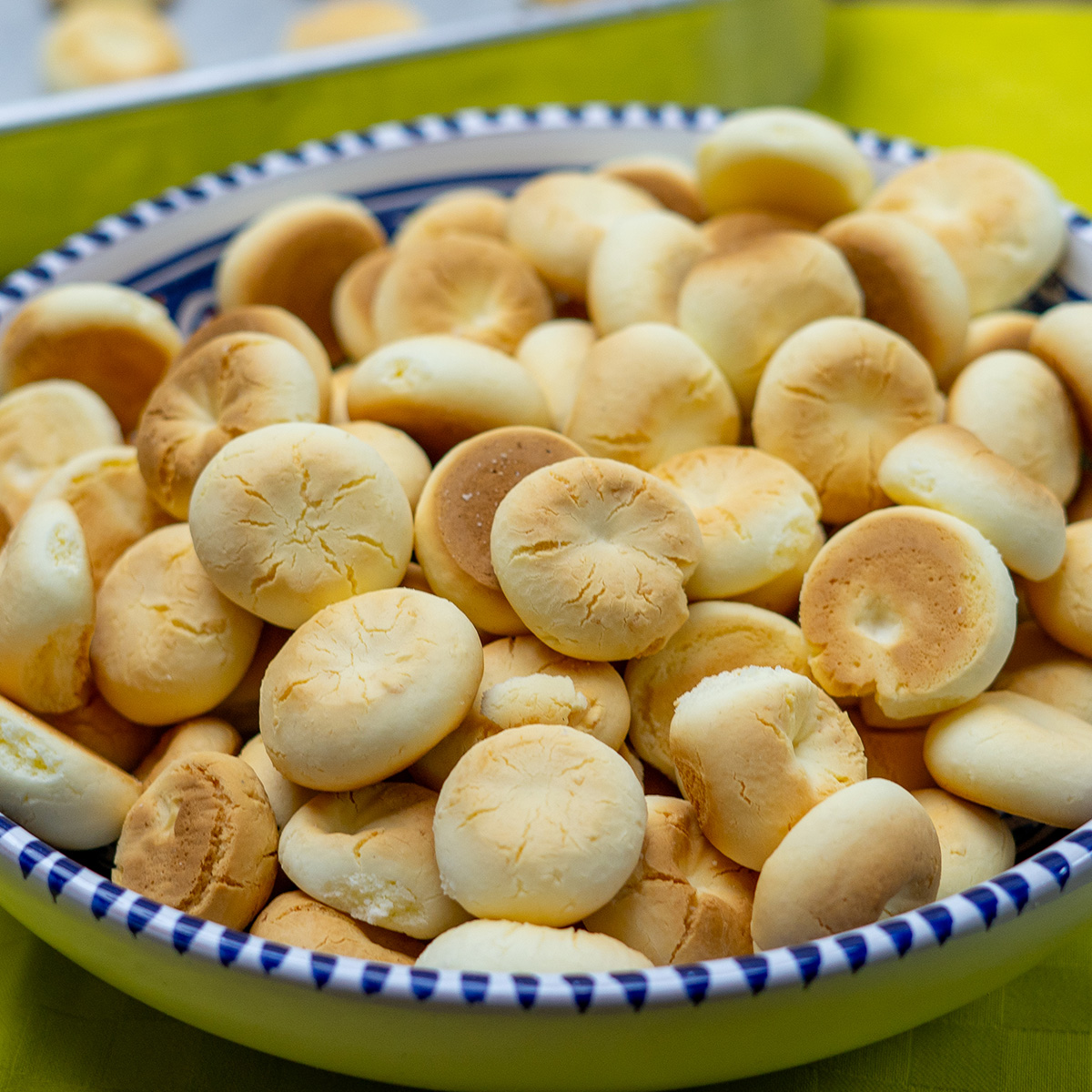 Biscoitos de leite condensado prontos para serem servidos.
