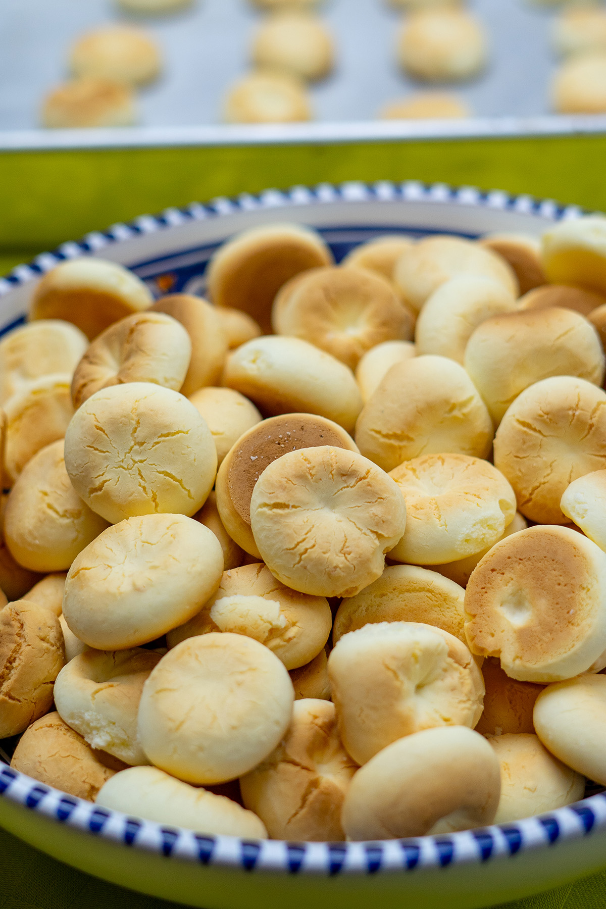 Biscoitos de leite condensado prontos para serem servidos.