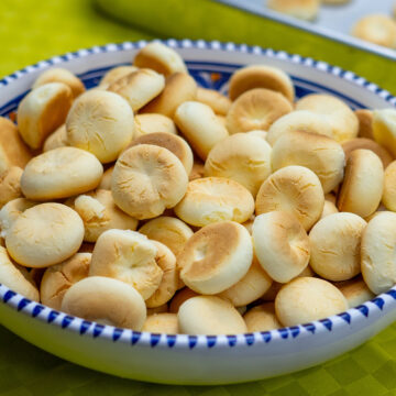 Biscoitos de leite condensado prontos para serem servidos.