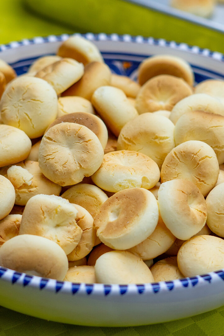 Biscoitos de leite condensado prontos para serem servidos.