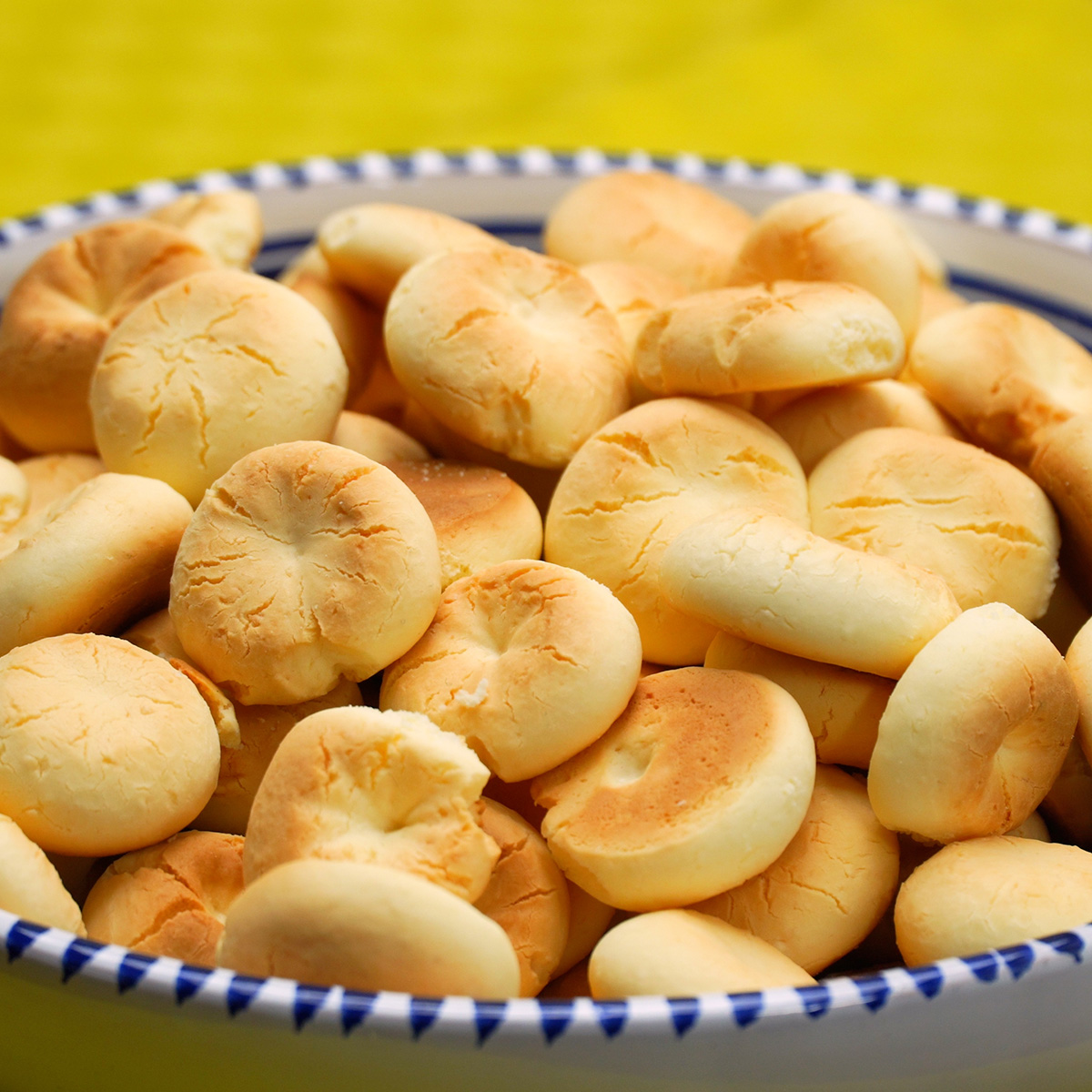 Biscoitos de leite condensado prontos esfriando na tigela.