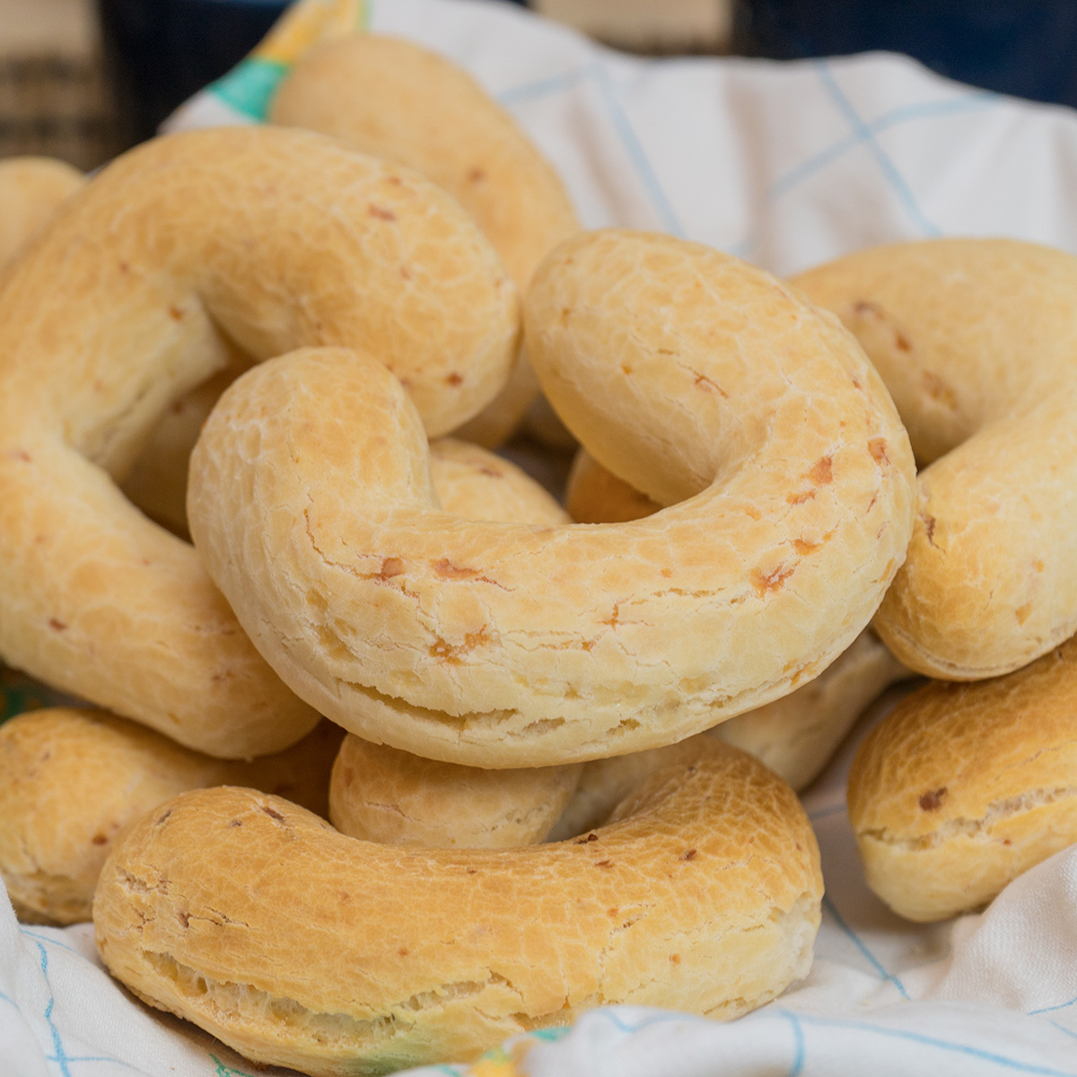 Biscoitos de polvilho assados com queijos.