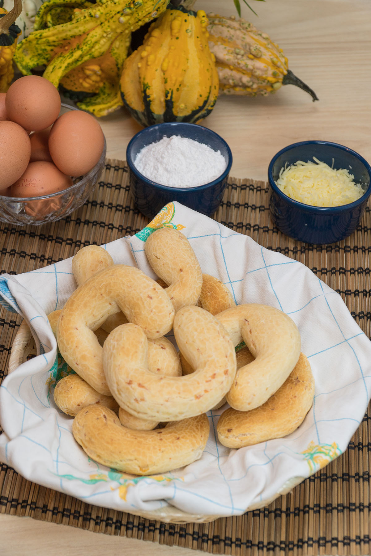 Biscoitos de polvilho assados com queijos.