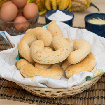 Biscoitos de polvilho assados com queijos.