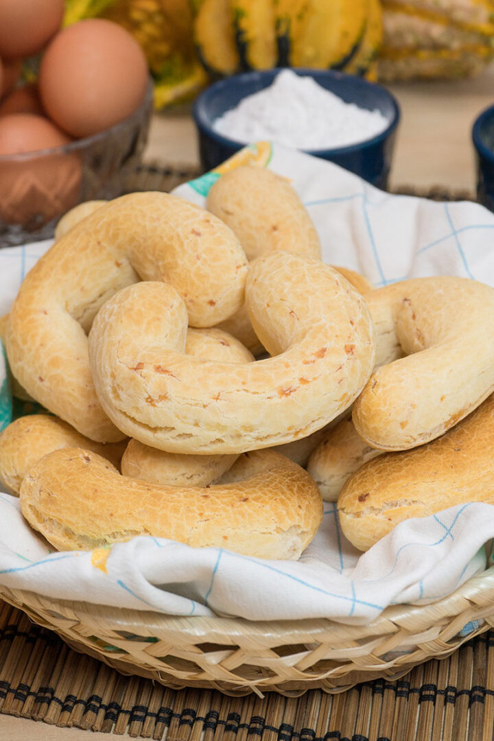 Biscoitos de polvilho assados com queijos.