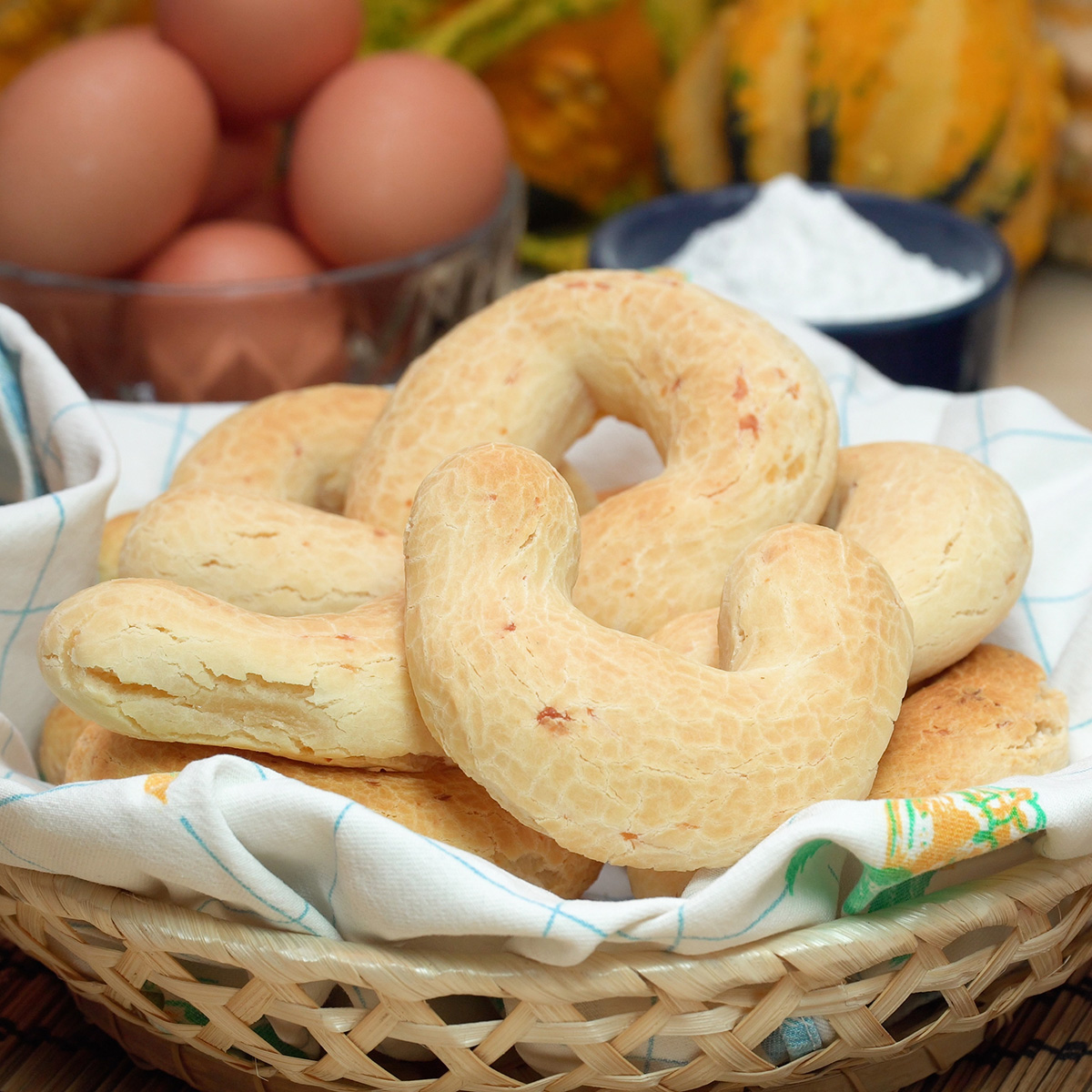 Biscoitos de polvilho assados servidos ainda mornos em prato de servir.