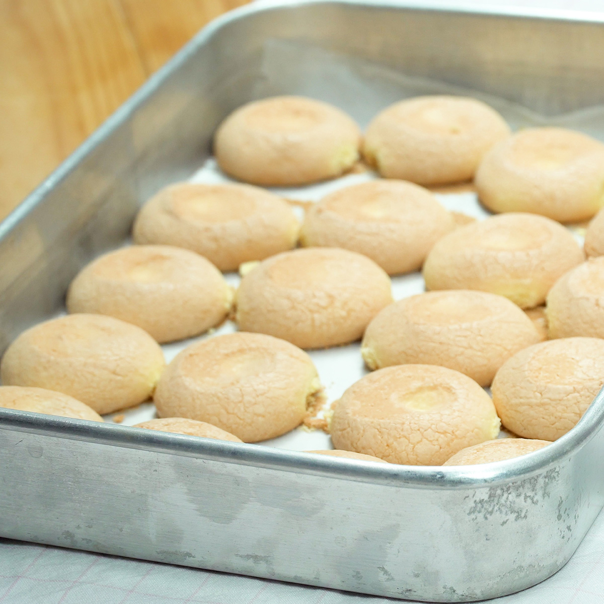 Biscoitos de fubá caseiros esfriando após assar.