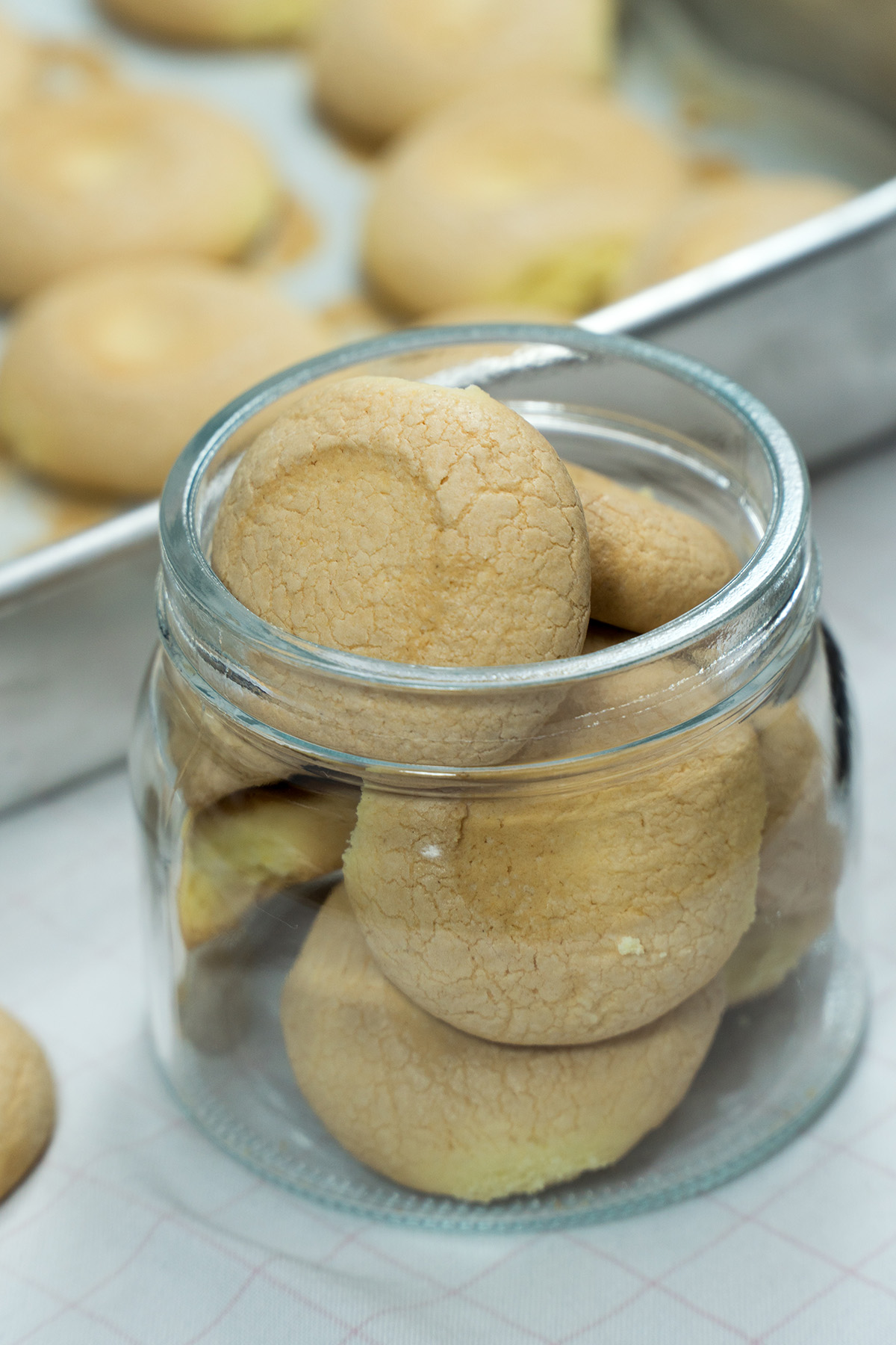 Biscoitos de fubá prontos servidos no pote de vidro.
