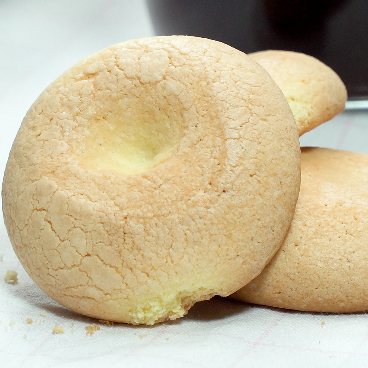 Biscoitos de fubá prontos e servidos.