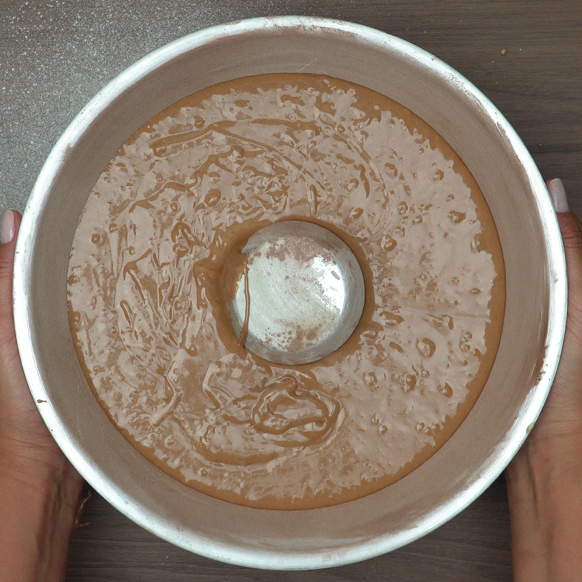 Bolo de chocolate assando em forma dentro do forno.