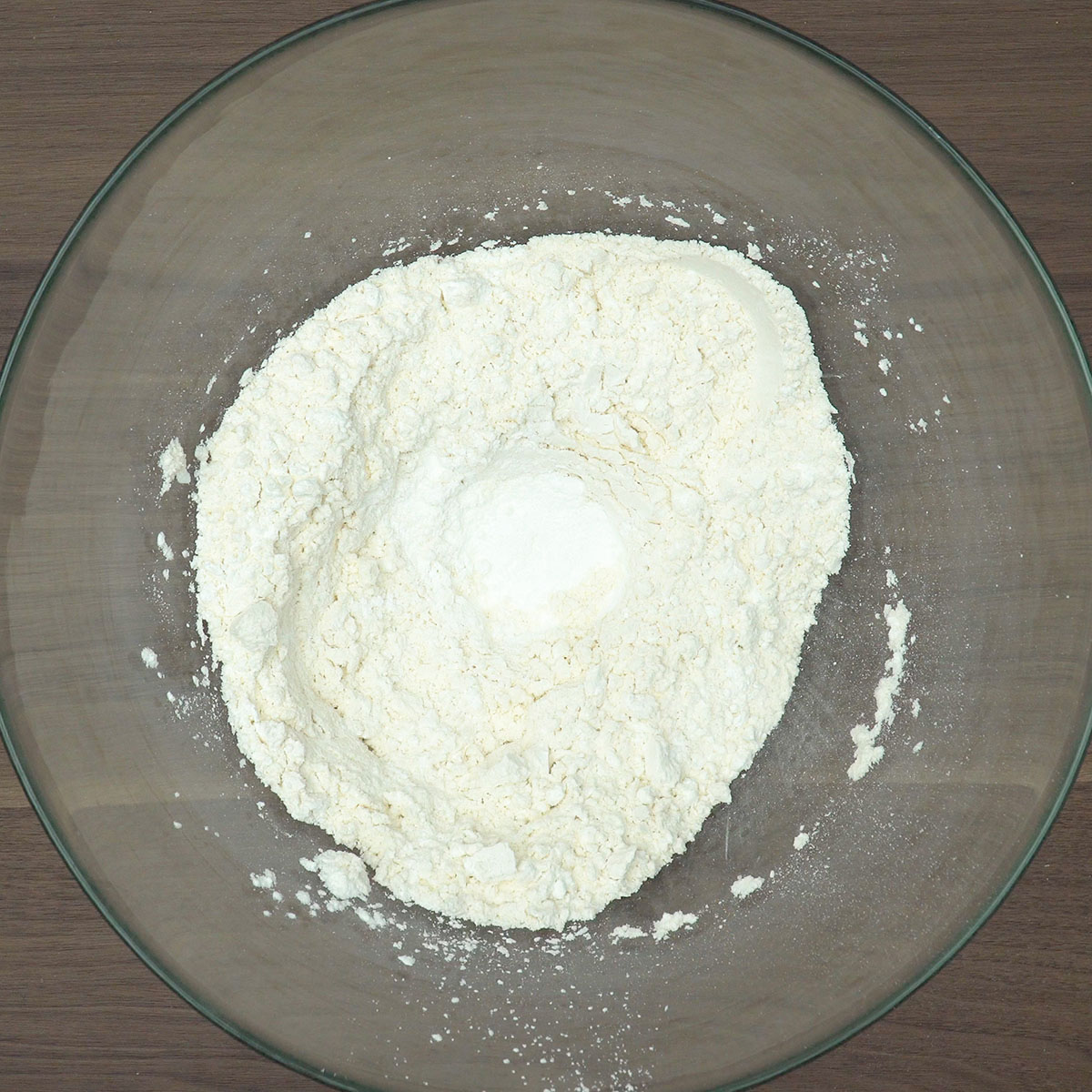 Mistura de farinha, amido e fermento em tigela para bolo de chocolate.