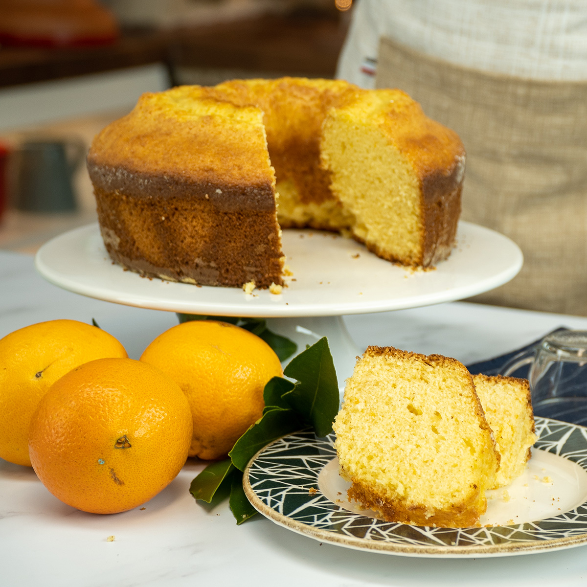 Bolo de laranja fofinho desenformado pronto cortado e servido em fatias.