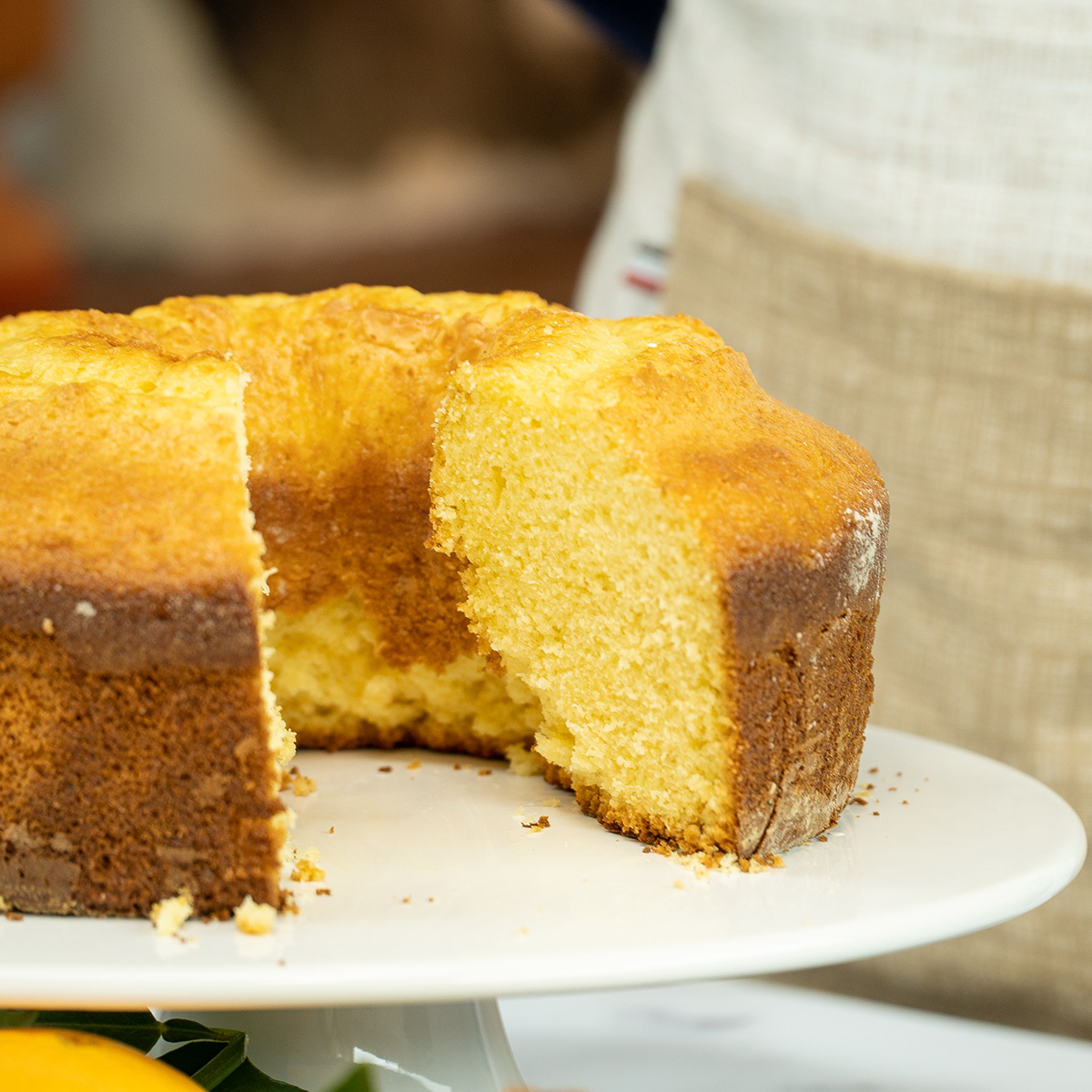 Bolo de laranja fofinho desenformado pronto cortado.