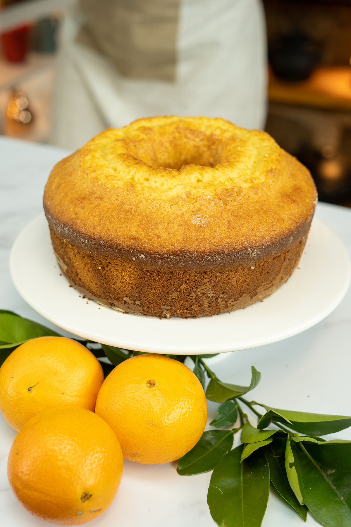 Bolo de laranja fofinho desenformado pronto para ser servido.