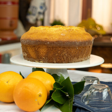 Bolo de laranja fofinho desenformado pronto para ser servido.