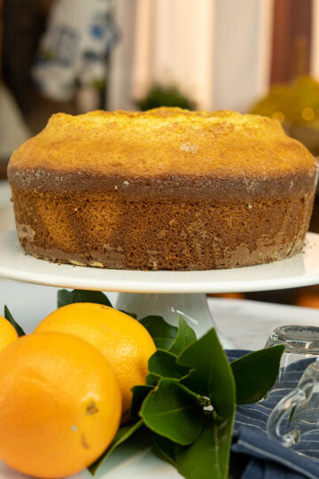 Bolo de laranja fofinho desenformado pronto para ser servido.