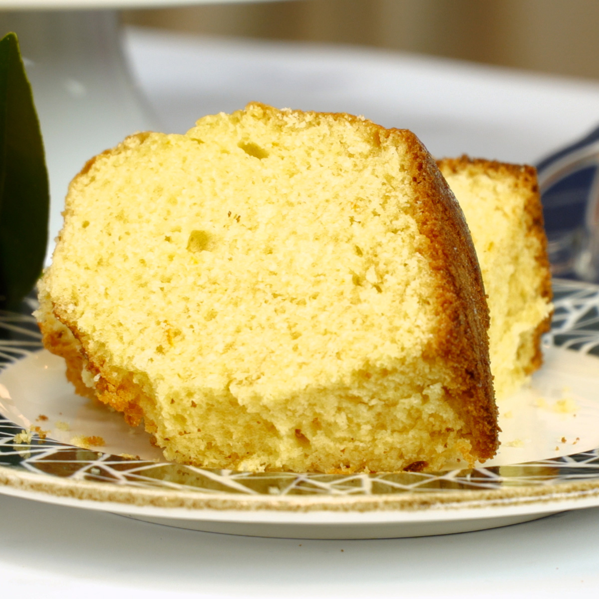 Bolo de laranja fofinho desenformado e servido em fatias.