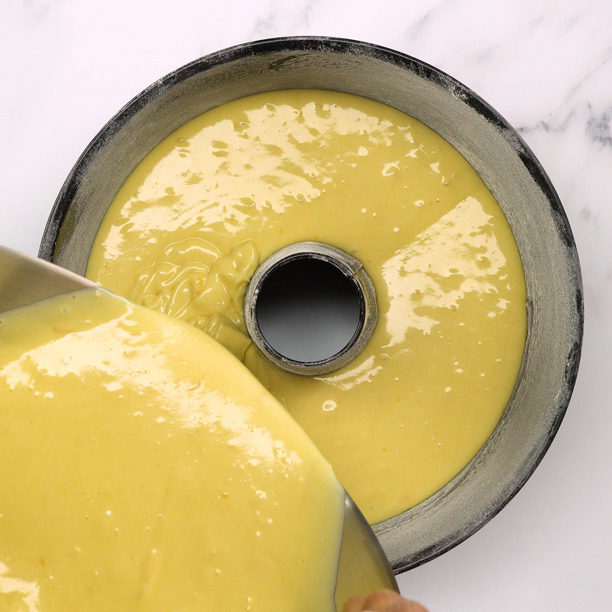 Massa de bolo de laranja pronta para assar em forma untada.