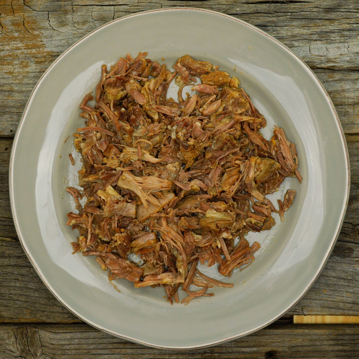 Costela bovina desfiada em recipiente durante o preparo do caldo.