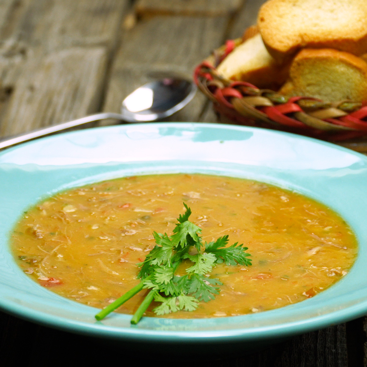 Caldo de mandioca com costela servido quente em tigela rústica.