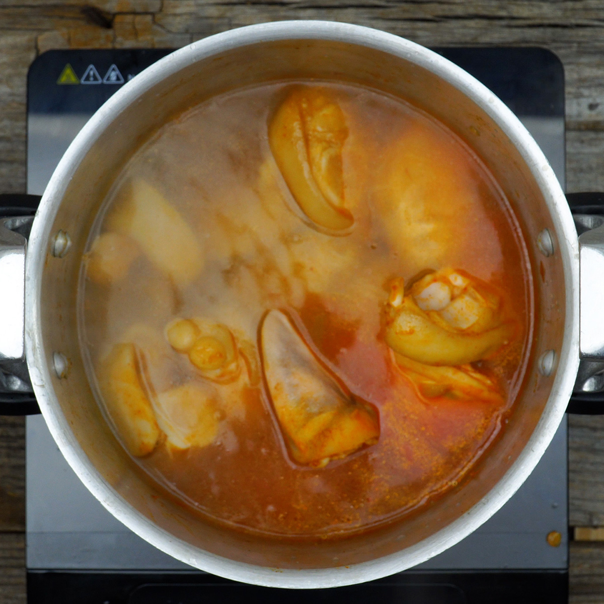 Panela de pressão cozinhando o mocotó.