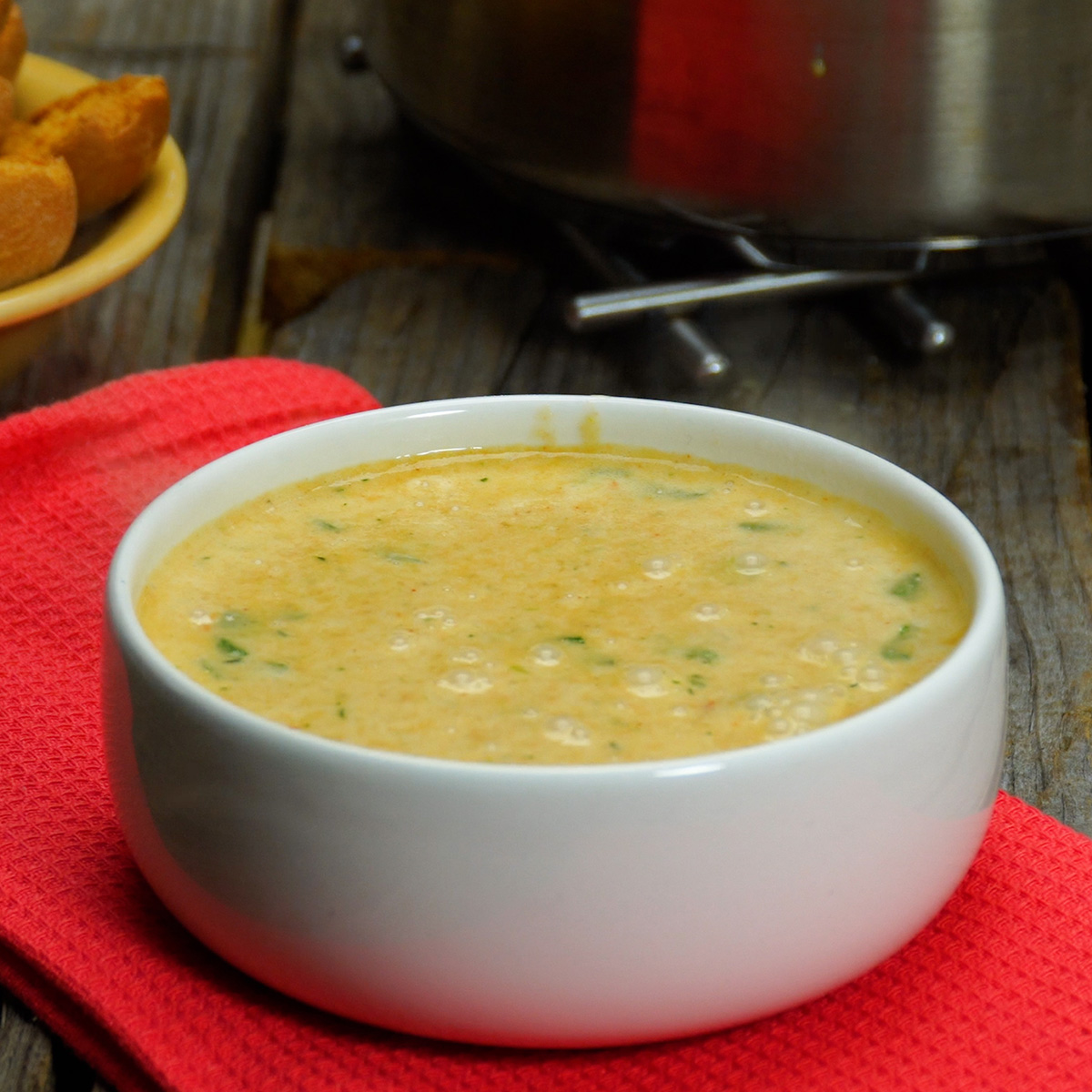 Caldo de mocotó pronto e quente servido na tigela.