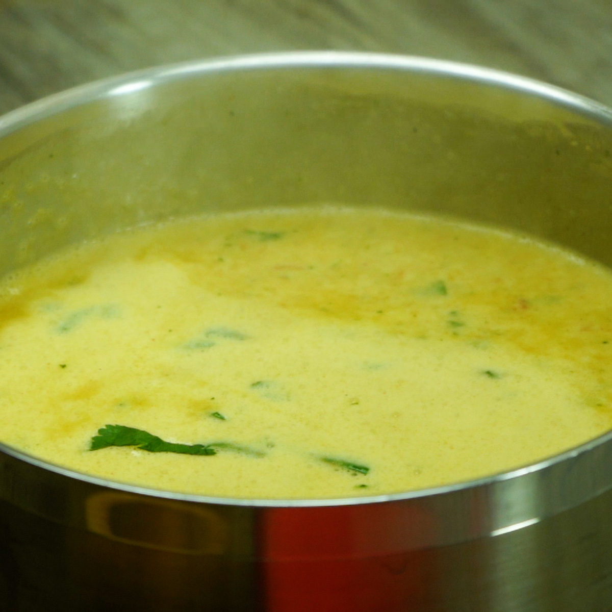 Caldo de mocotó pronto para ser servido.