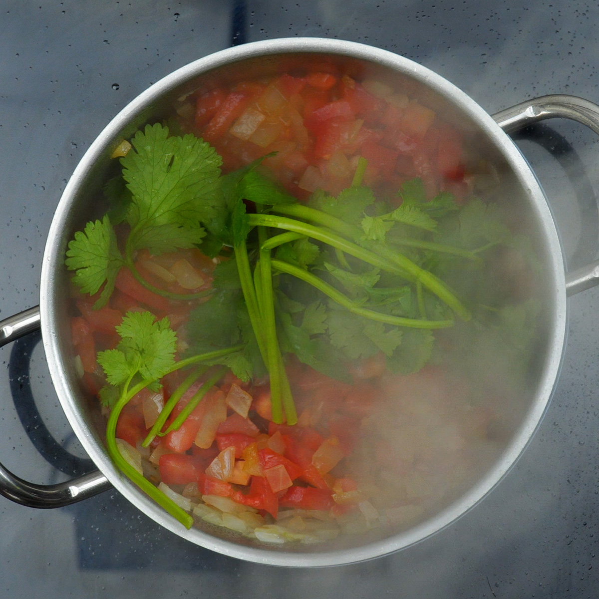 Refogado com tomate e coentros para caldo de mocotó.