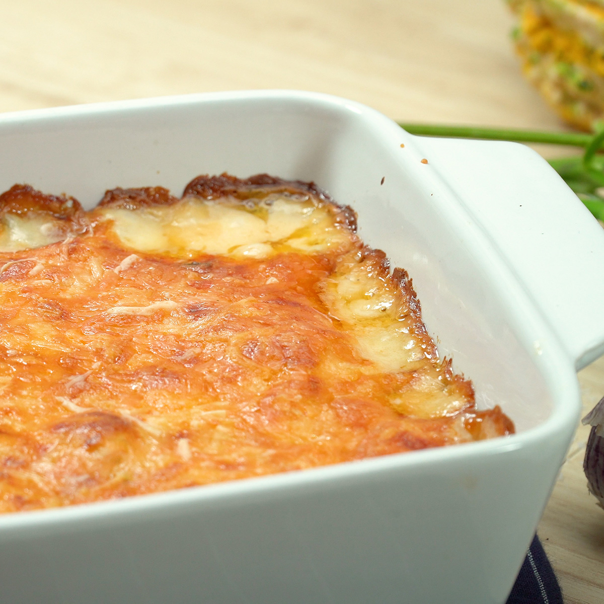 Travessa com camarão gratinado pronto para ser servido.