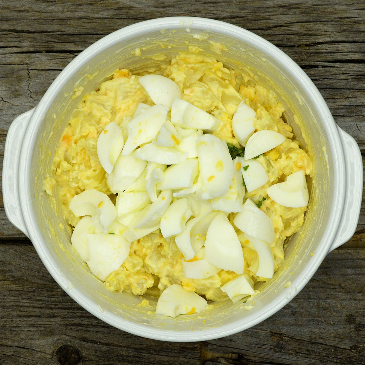 Claras cozidas em tiras adicionadas à salada de batata.