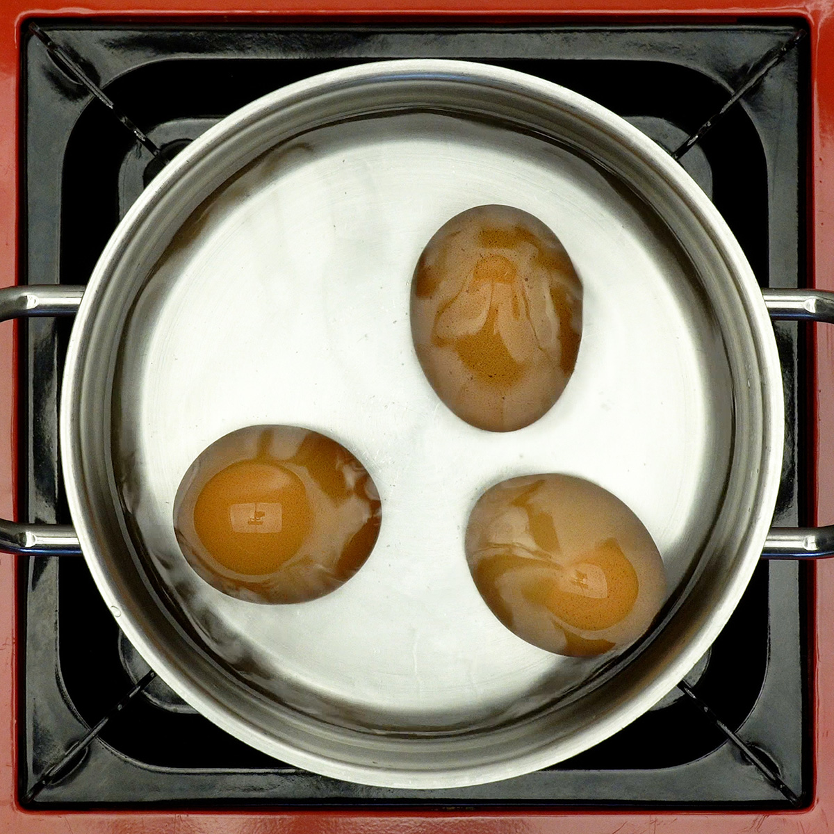 Ovos cozidos e descascados para a salada de batata.