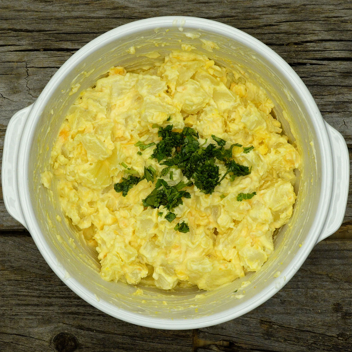 Salada cremosa de batata preparada com maionese e ovos.