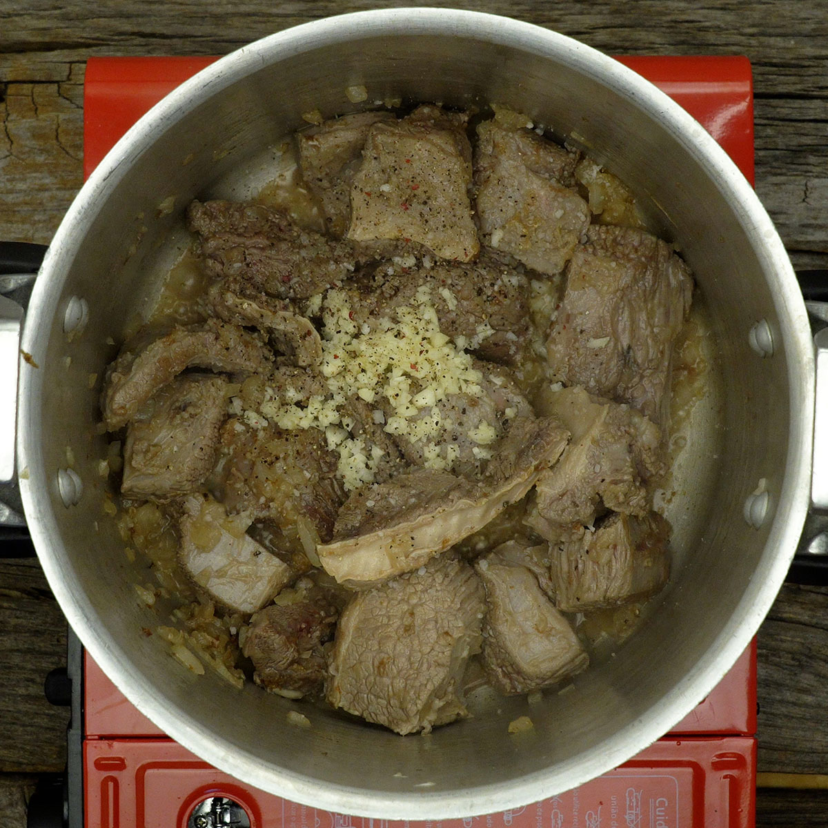 Temperos sendo refogados junto da carne bovina.