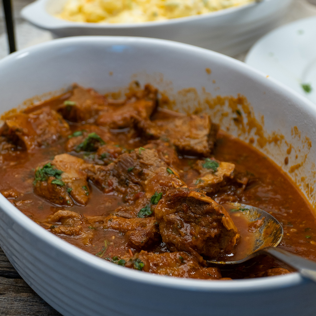 Travessa com carne cozida pronta para ser servida.