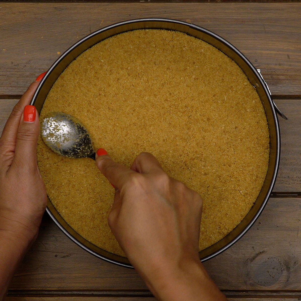 Base de cheesecake moldada em forma redonda antes do recheio.
