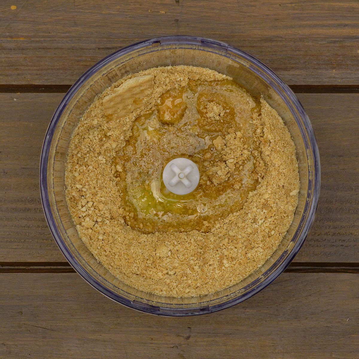 “Base de bolacha para cheesecake de doce de leite sendo preparada.