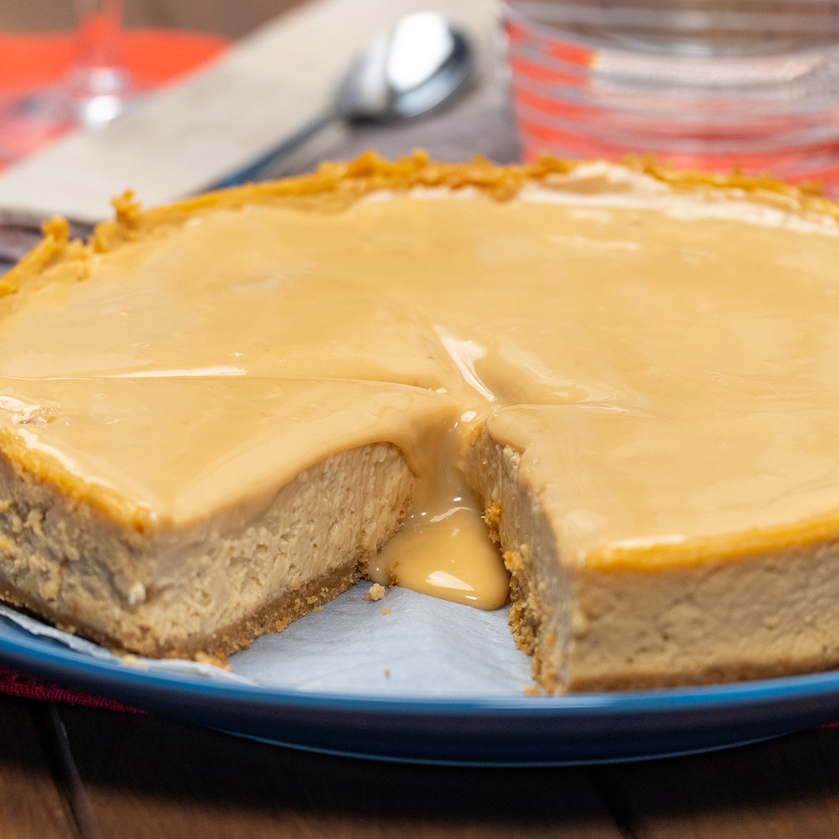 Cheesecake de doce de leite pronto cortado.