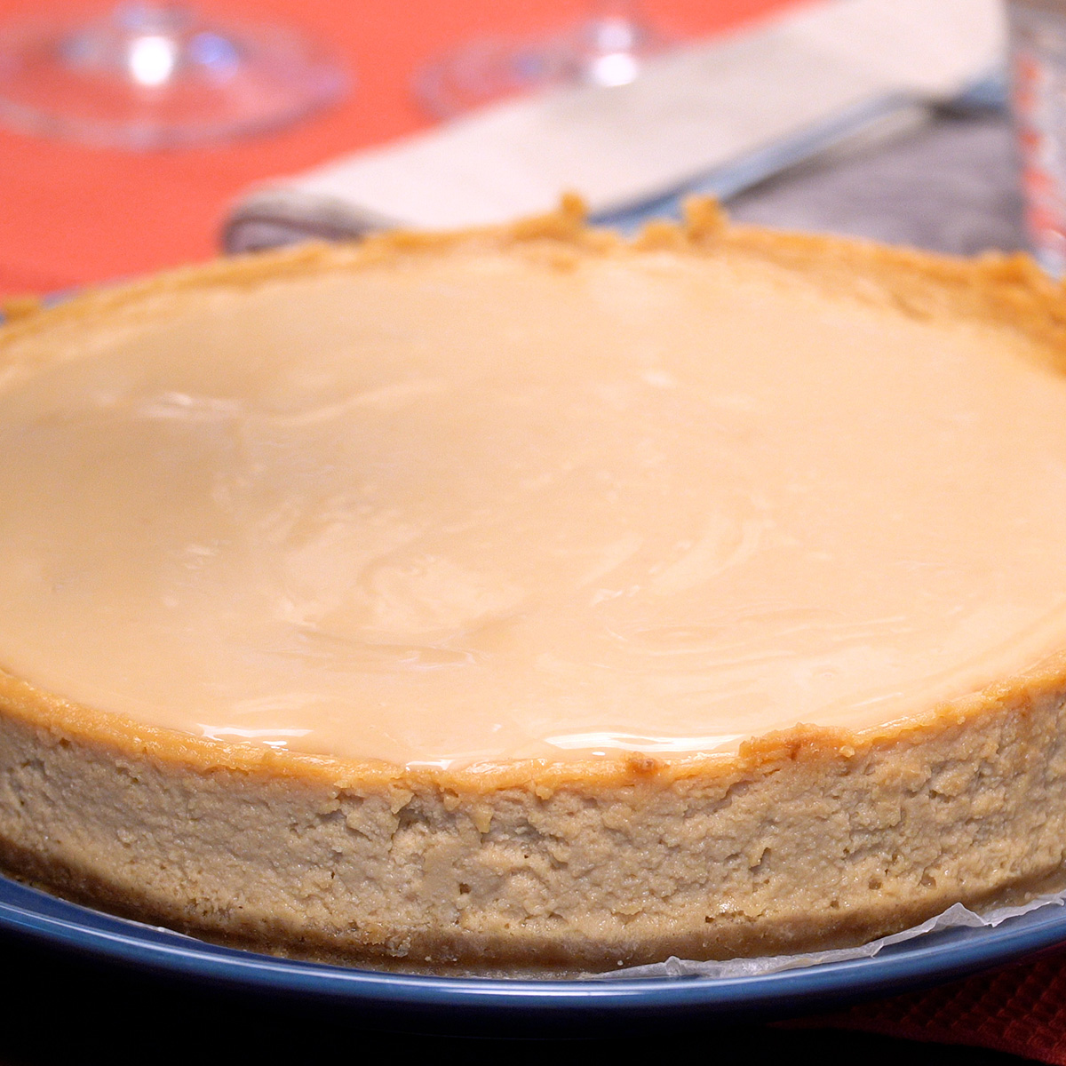 Cheesecake de doce de leite pronta para servir gelada.