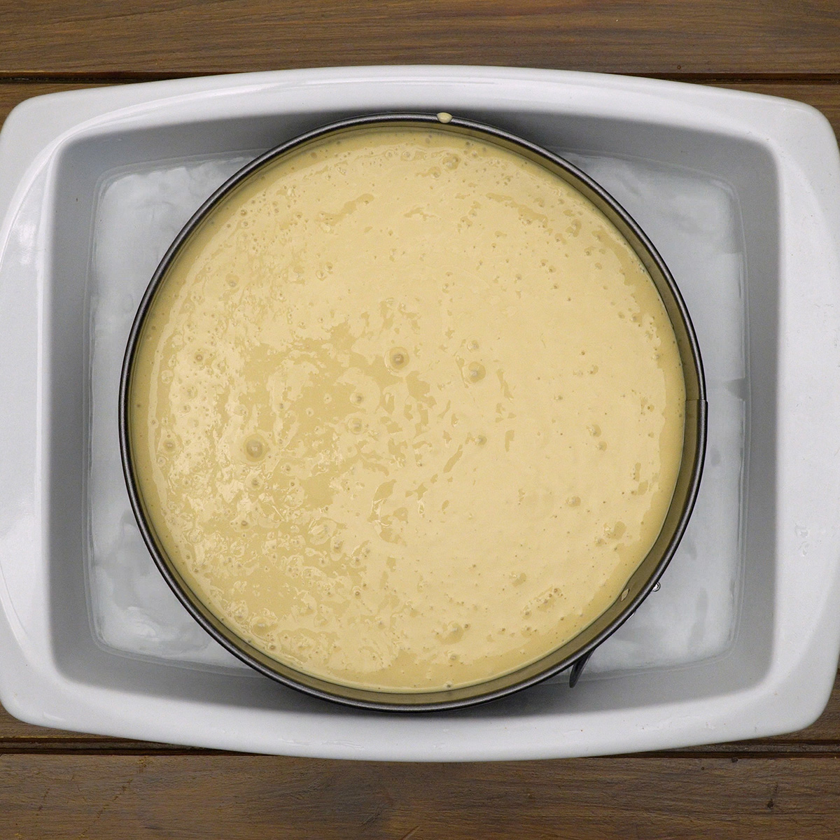 Cheesecake de doce de leite assando em banho-maria.