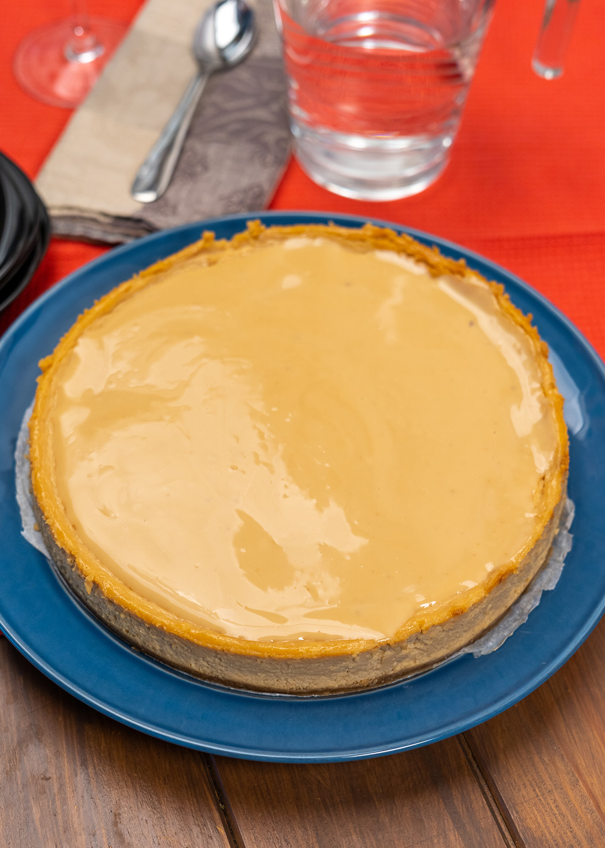 Cheesecake de doce de leite pronta para servir.